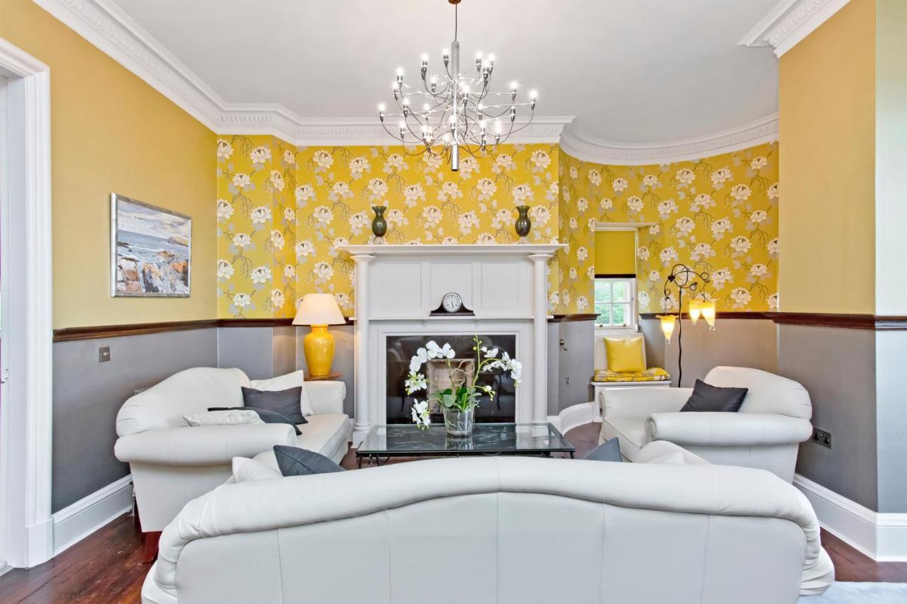 Luxury 3-Bedroom Apartment With Stunning Views At Ramsay Garden Edinburg Exteriör bild