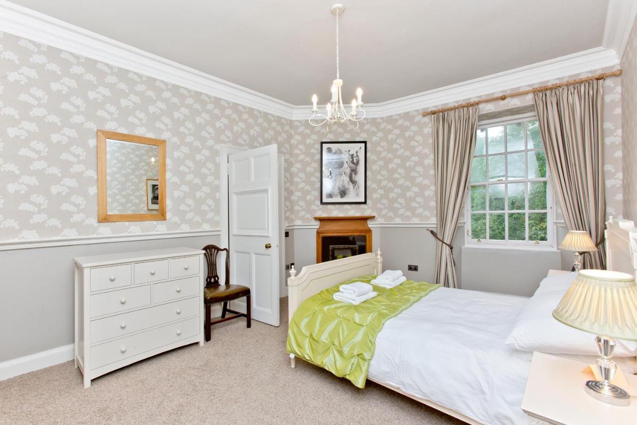 Luxury 3-Bedroom Apartment With Stunning Views At Ramsay Garden Edinburg Exteriör bild
