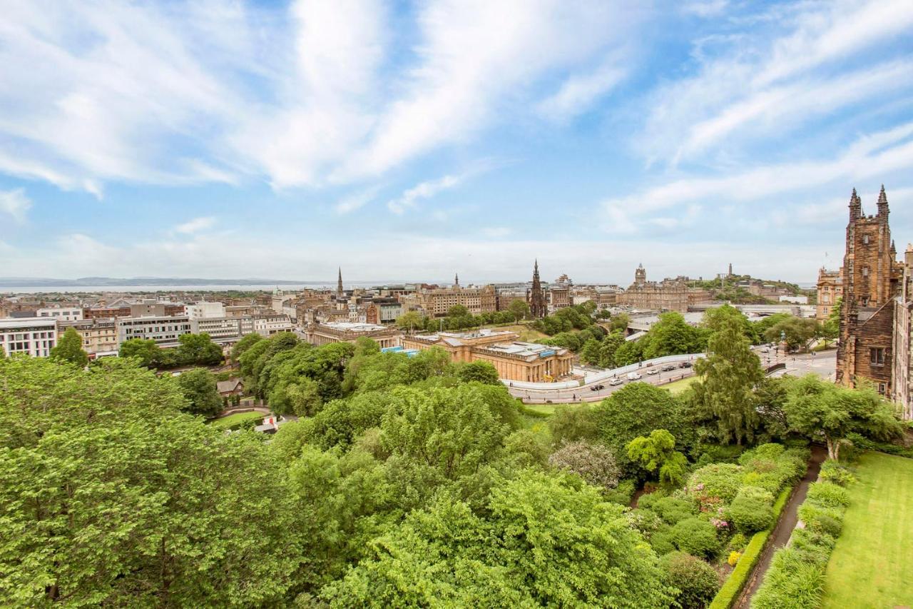 Luxury 3-Bedroom Apartment With Stunning Views At Ramsay Garden Edinburg Exteriör bild